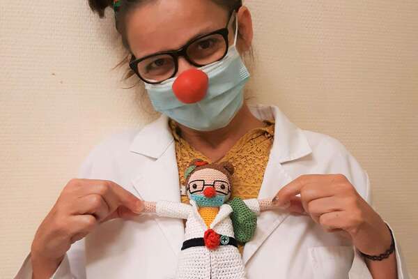 Bohócdoktor és horgolt mása