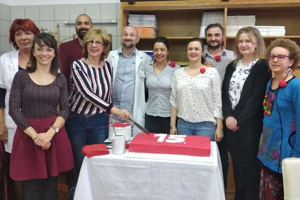 Bohócdoktorok és civil emberek egy tortával ünnepelnek