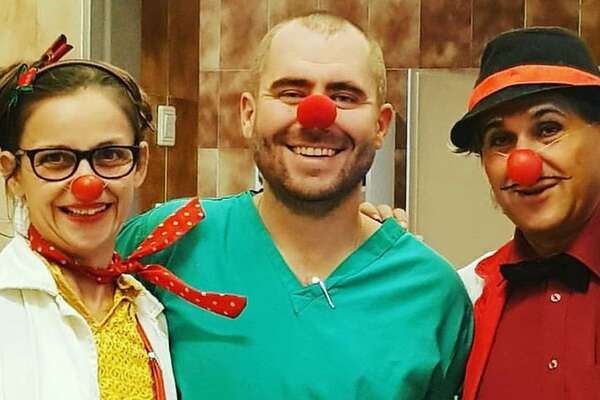 Dr. Kőnig Róbert gyermeksebész két bohócdoktor társaságában