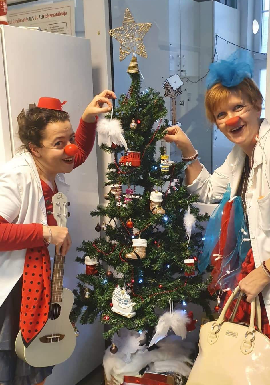 Bohócdoktorok karácsonyfát díszítenek