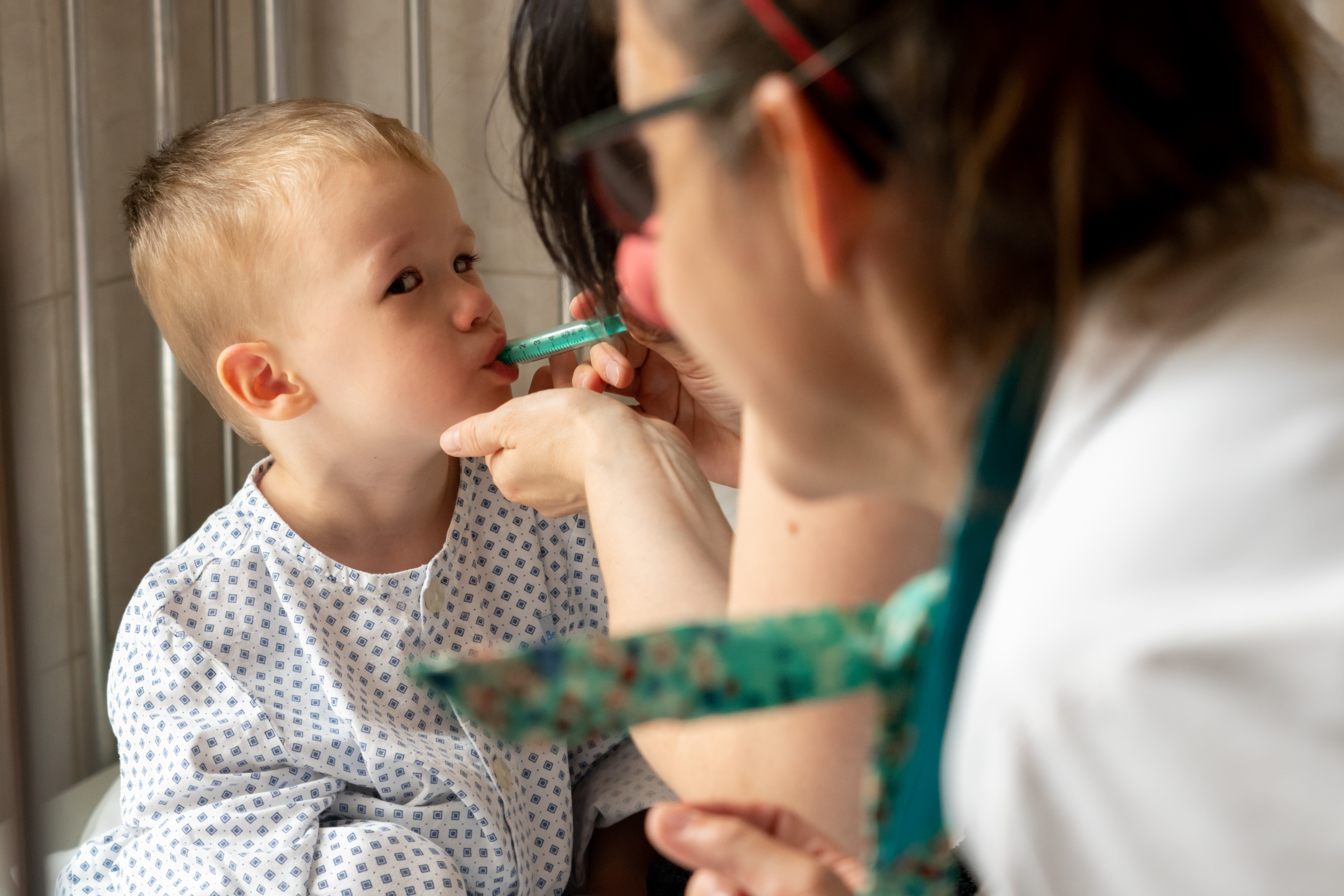 Bohócdoktor eltereli a gyermek figyelmét