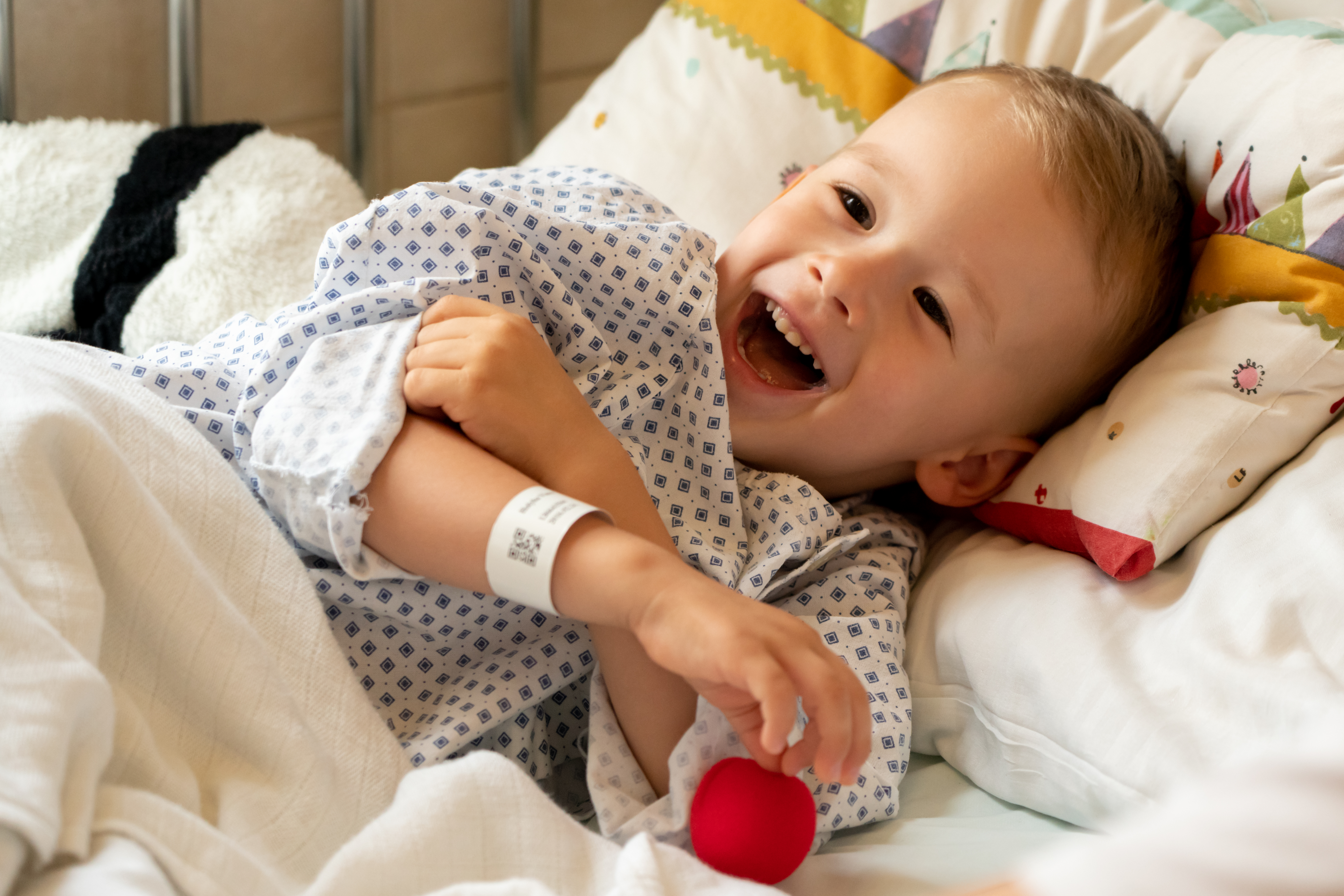 Kisfiú piros orral a kórházi ágyban