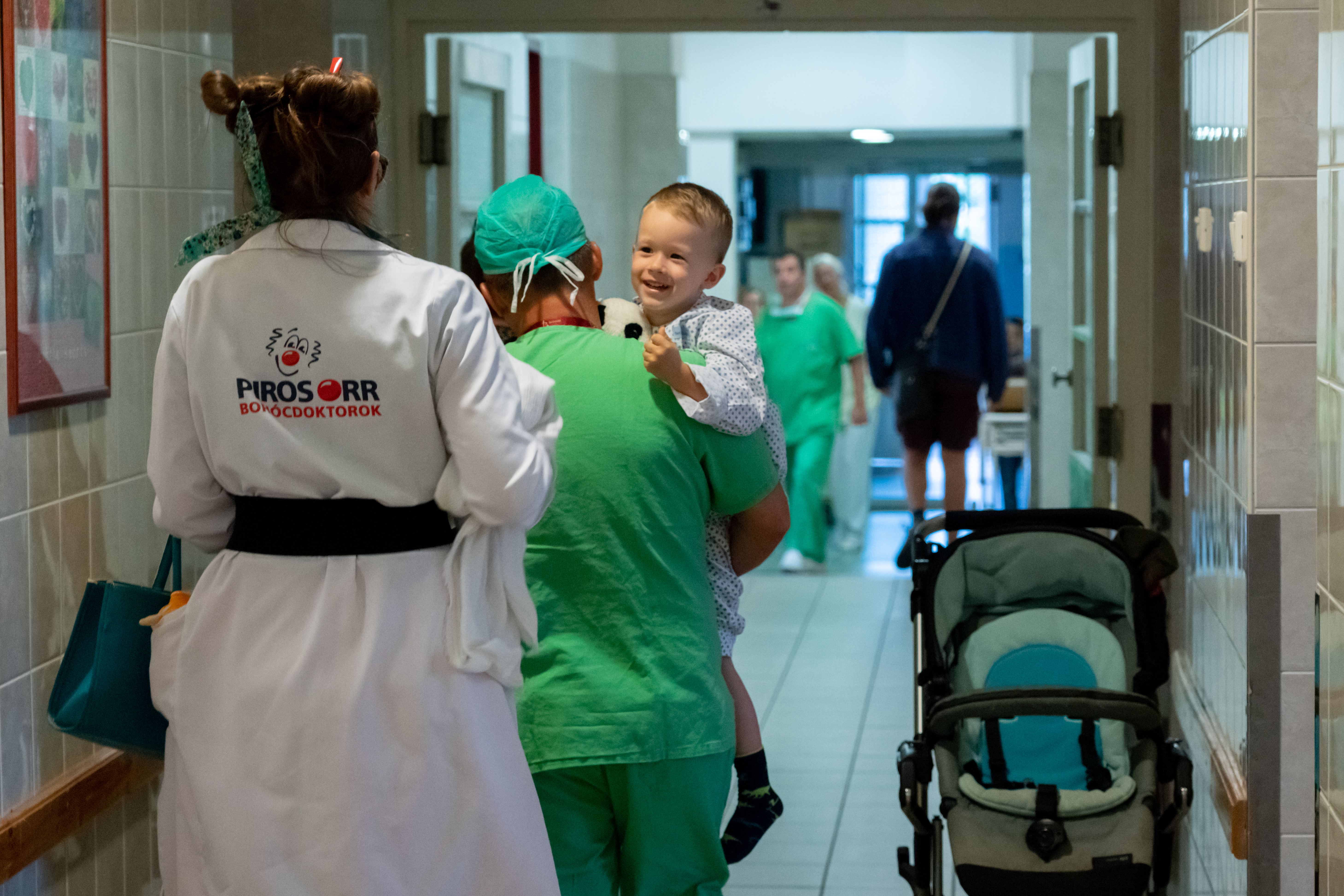 Bohócdoktor kíséri a gyermeket a műtőbe